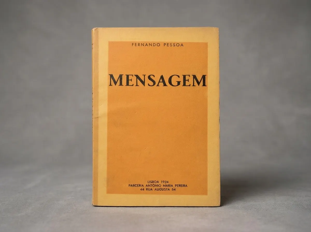 Primeira edição de Mensagem de Fernando Pessoa, Lisboa 1934, com capa alaranjada